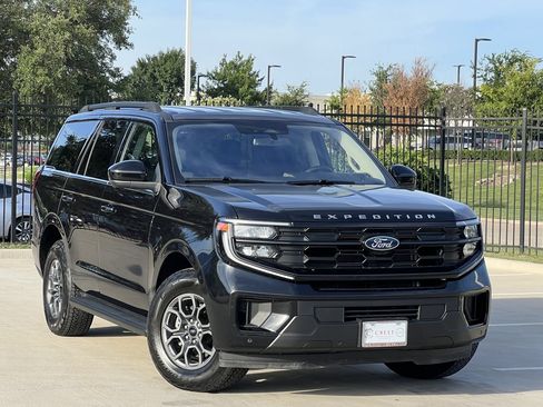Used 2025 Ford Expedition Active RWD image 2