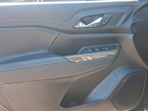 Used 2023 GMC Acadia SLE image 13