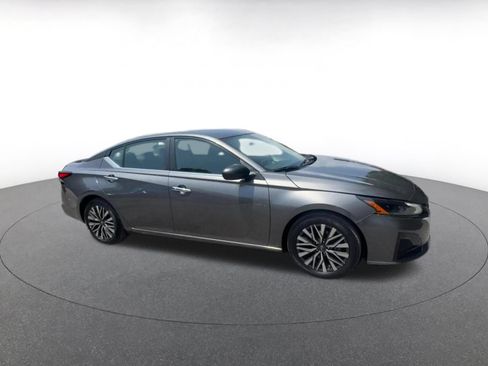 Used 2025 Nissan Altima 2.5 SV FWD image 2