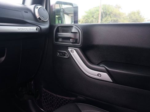 Used 2017 Jeep Wrangler Sahara w/ Connectivity Group AWD/4WD image 15