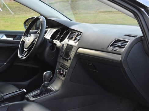 Used 2017 Volkswagen Golf S image 16