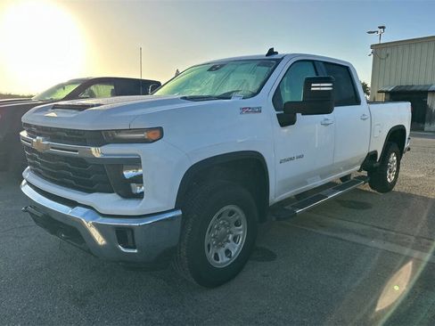Used 2024 Chevrolet Silverado 2500 LT image 2