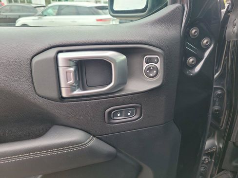 Used 2020 Jeep Wrangler Unlimited Sahara AWD/4WD image 20