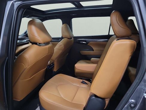 Certified 2022 Toyota Highlander Platinum image 9