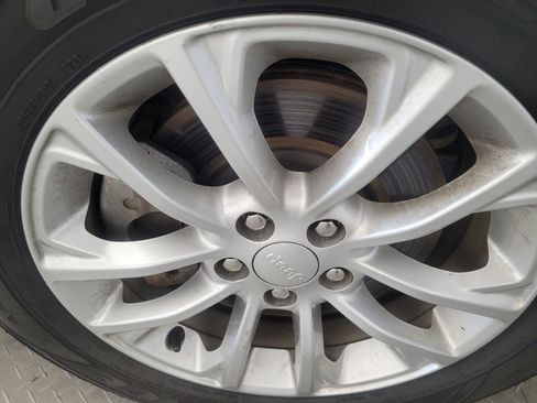 Used 2019 Jeep Cherokee Latitude w/ Popular Appearance Group image 31