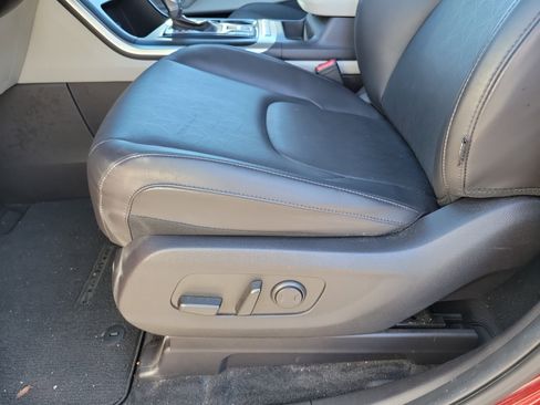 Used 2023 Kia Carnival LX image 5