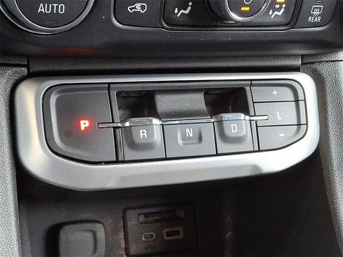 Used 2022 GMC Acadia SLE w/ Driver Convenience Package image 15