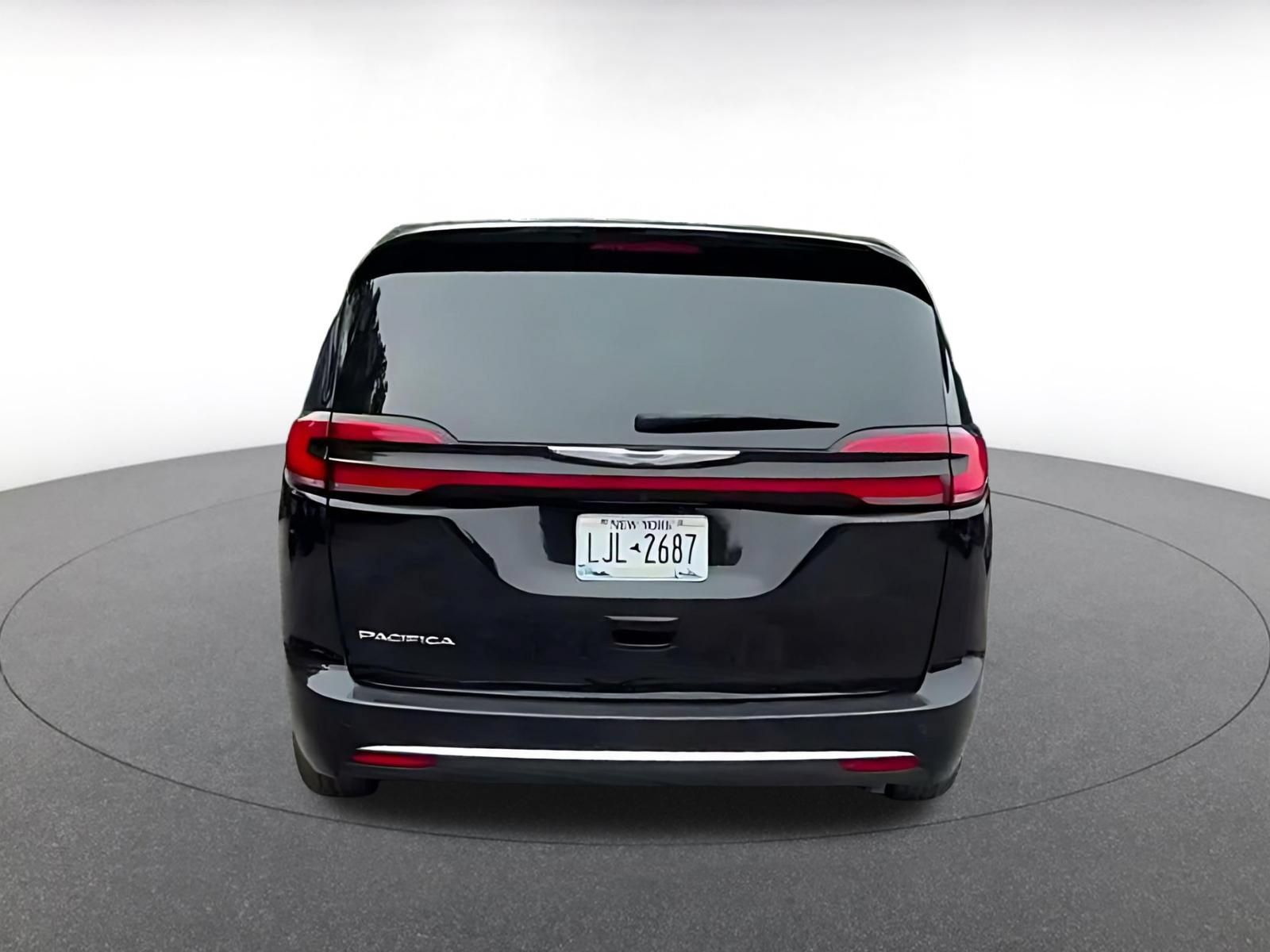 Used 2024 Chrysler Pacifica Touring-L FWD image 12