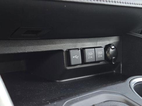 Used 2021 Toyota Highlander XLE image 24