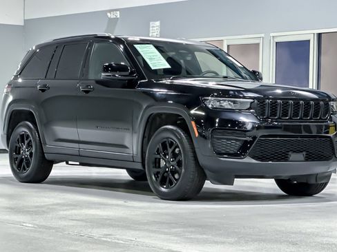 Used 2025 Jeep Grand Cherokee Altitude AWD/4WD image 6