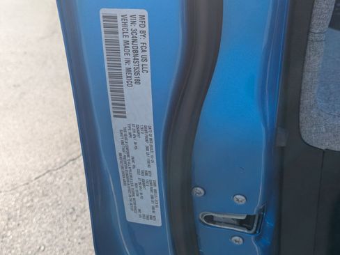 Certified 2025 Jeep Compass Latitude image 35