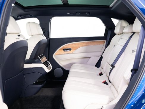 New 2025 Bentley Bentayga Extended Wheelbase image 21