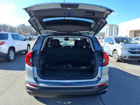 Used 2024 GMC Terrain SLE w/ Driver Convenience Package image 5