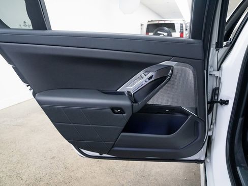 Used 2024 BMW i7 xDrive60 image 21