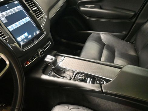 Used 2020 Volvo XC90 T5 Momentum w/ Protection Package Premier AWD/4WD image 17