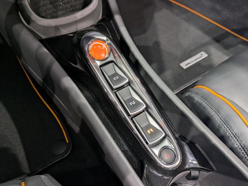 Used 2025 McLaren Artura Spider image 16