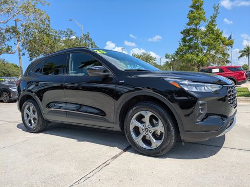 Certified 2025 Ford Escape ST-Line Select AWD/4WD image 2