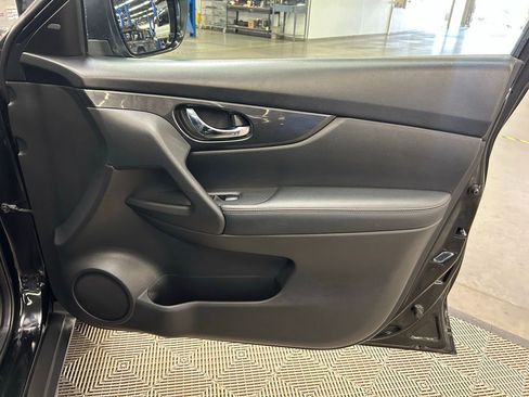 Used 2018 Nissan Rogue SV FWD image 17