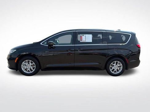 Used 2025 Chrysler Pacifica Select FWD image 3