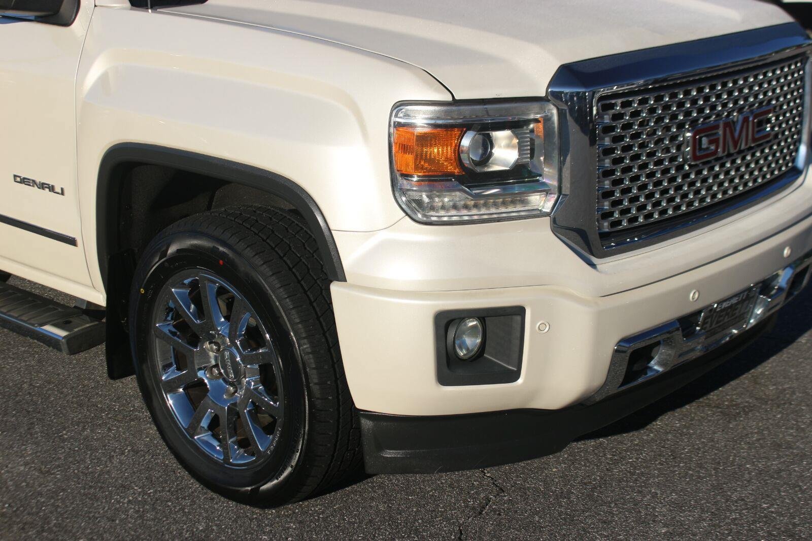 Used 2015 GMC Sierra 1500 Denali w/ Driver Alert Package AWD/4WD image 9