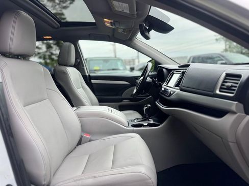 Used 2019 Toyota Highlander XLE AWD/4WD image 27
