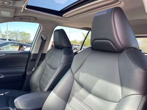 Used 2022 Toyota RAV4 XLE Premium image 7