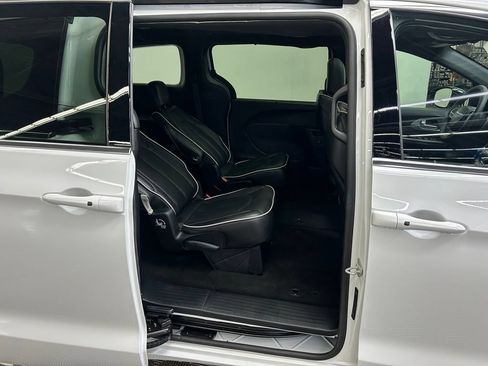 Used 2026 Chrysler Pacifica Limited FWD image 12