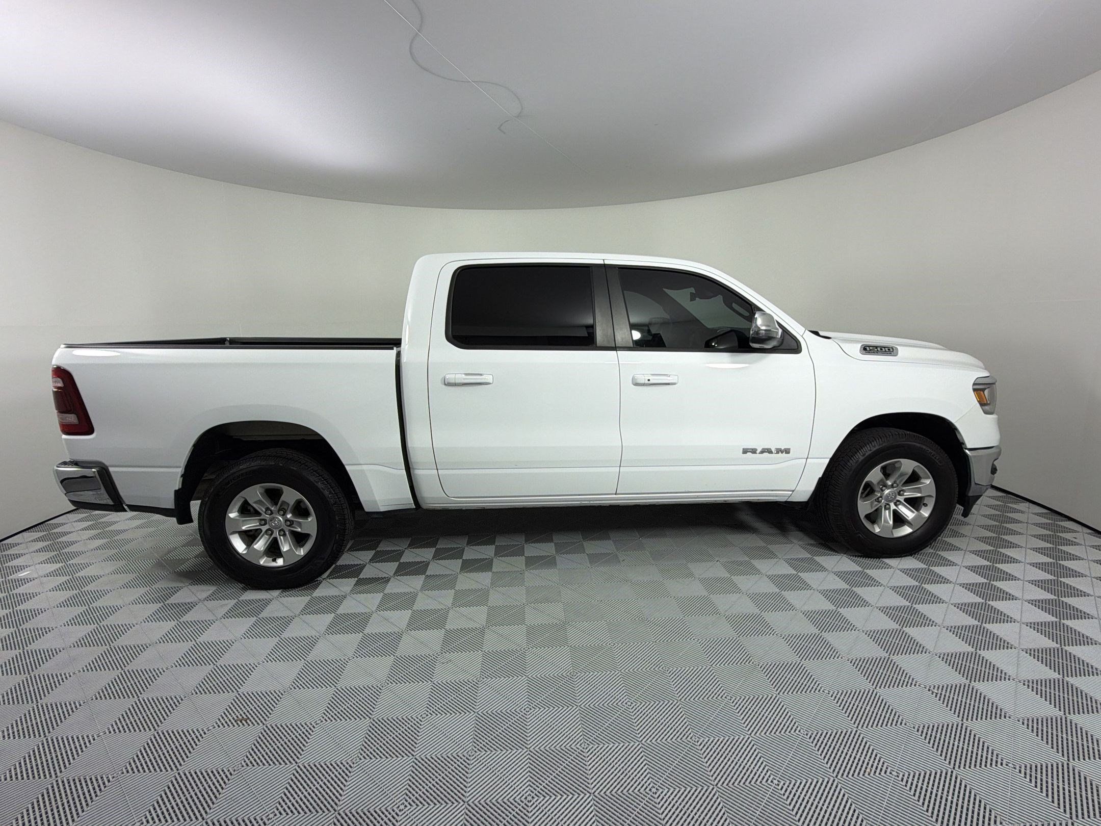 Used 2024 RAM 1500 Laramie AWD/4WD image 8