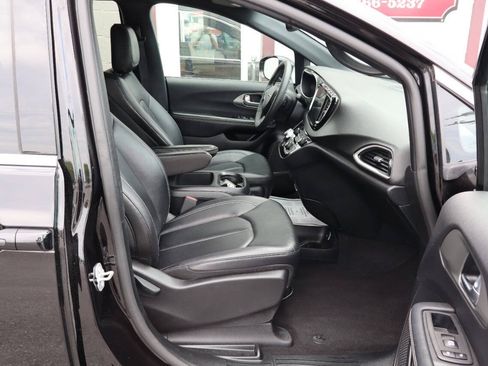 Used 2025 Chrysler Pacifica Select FWD image 8