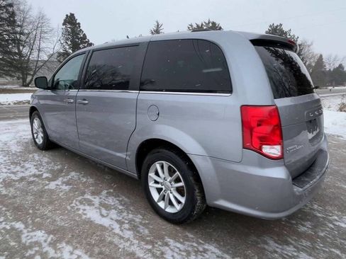 Used 2019 Dodge Grand Caravan SXT image 3