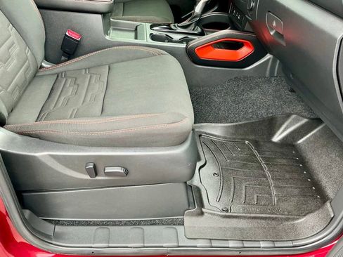 Used 2025 Nissan Frontier PRO-4X image 24