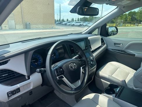 Used 2020 Toyota Sienna XLE Premium FWD image 7