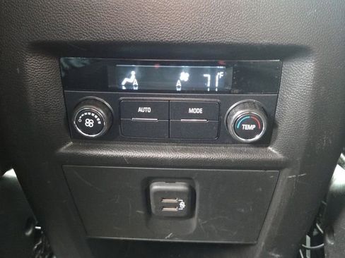 Used 2022 Chevrolet Traverse LT image 22