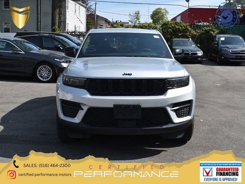 Used 2025 Jeep Grand Cherokee Altitude AWD/4WD image 1