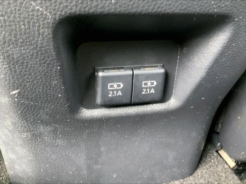 Used 2020 Toyota RAV4 XLE Premium FWD image 30