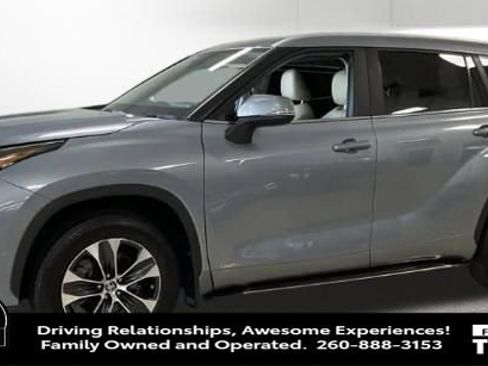 Used 2024 Toyota Highlander XLE AWD/4WD image 5