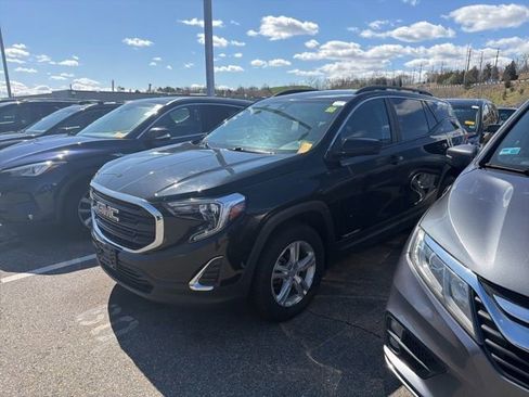 Used 2021 GMC Terrain SLE w/ Driver Convenience Package image 2