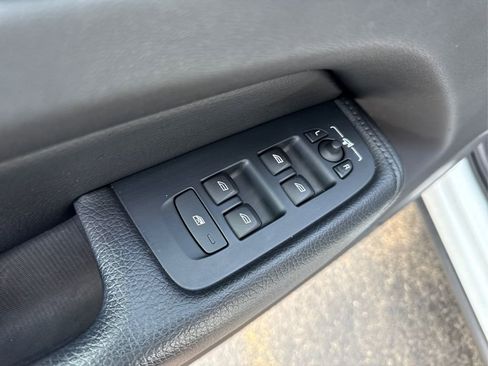 Used 2018 Volvo XC60 T5 Momentum w/ Vision Package image 34