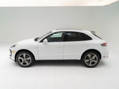 Certified 2025 Porsche Macan AWD/4WD image 2