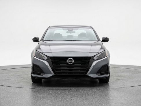 Used 2025 Nissan Altima 2.5 SV FWD image 2