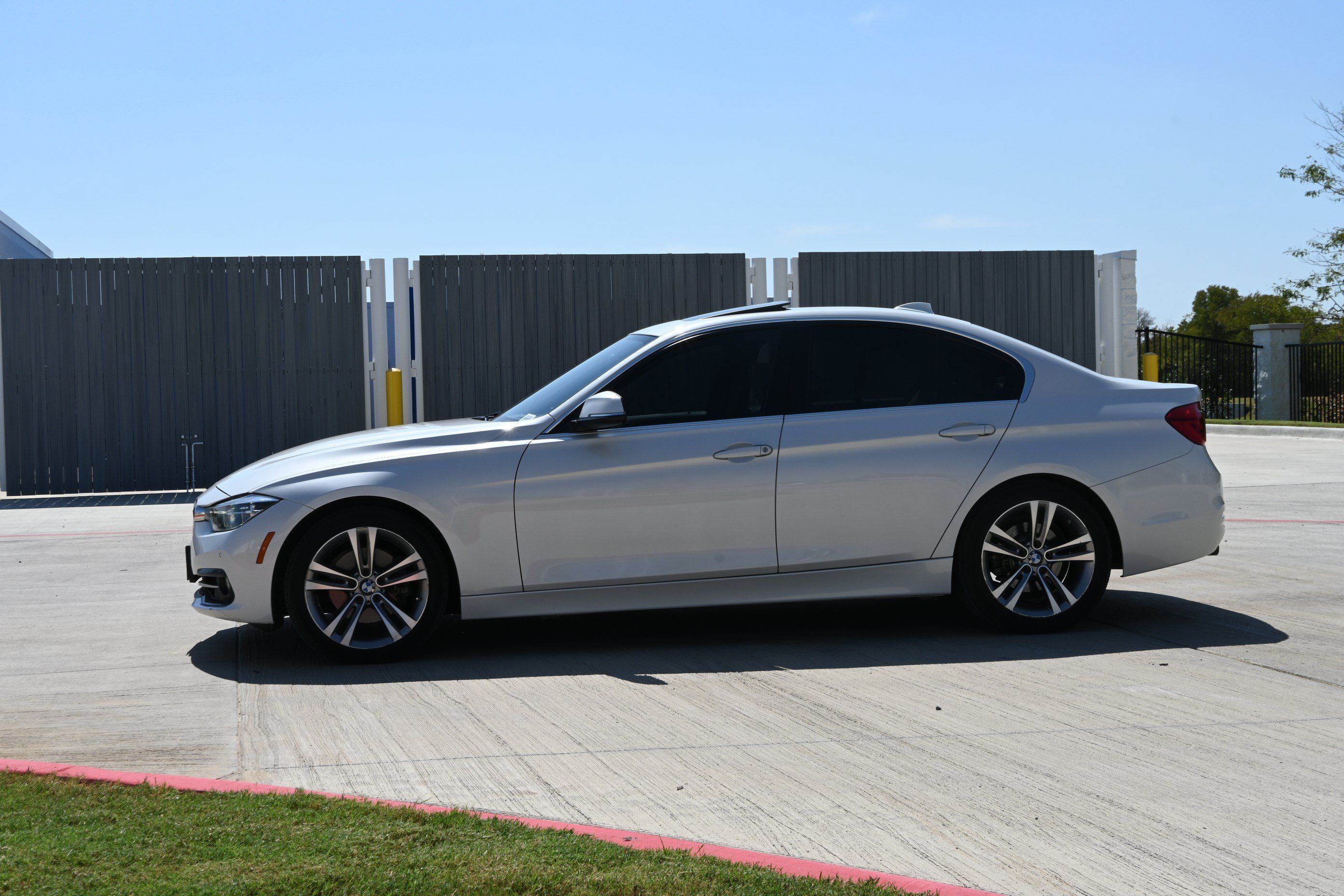 Used 2017 BMW 330i Sedan RWD image 5