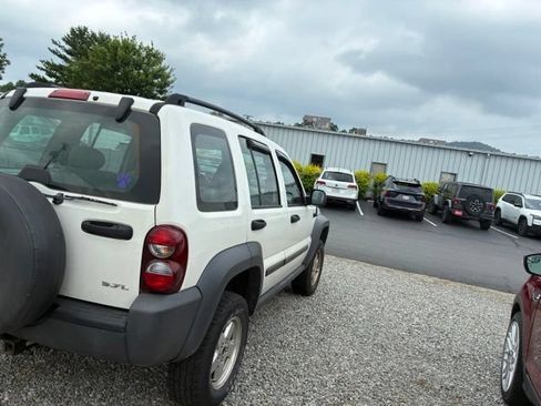 Used 2006 Jeep Liberty Sport AWD/4WD image 9