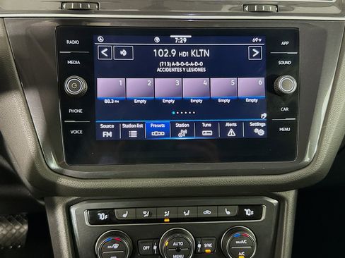 Used 2021 Volkswagen Tiguan SE w/ Panoramic Sunroof Package image 17