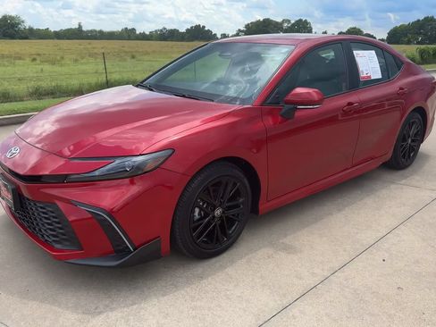 Used 2025 Toyota Camry SE w/ Convenience Package FWD image 5