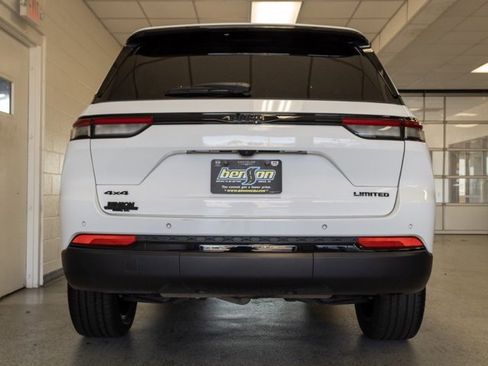 Certified 2023 Jeep Grand Cherokee Limited w/ Black Appearance Package image 4