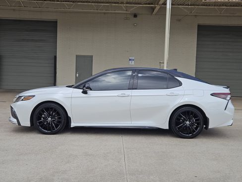 Used 2021 Toyota Camry XSE image 3