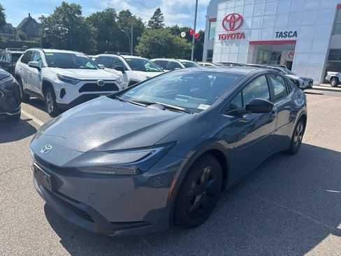 Used 2025 Toyota Prius LE AWD/4WD image 2