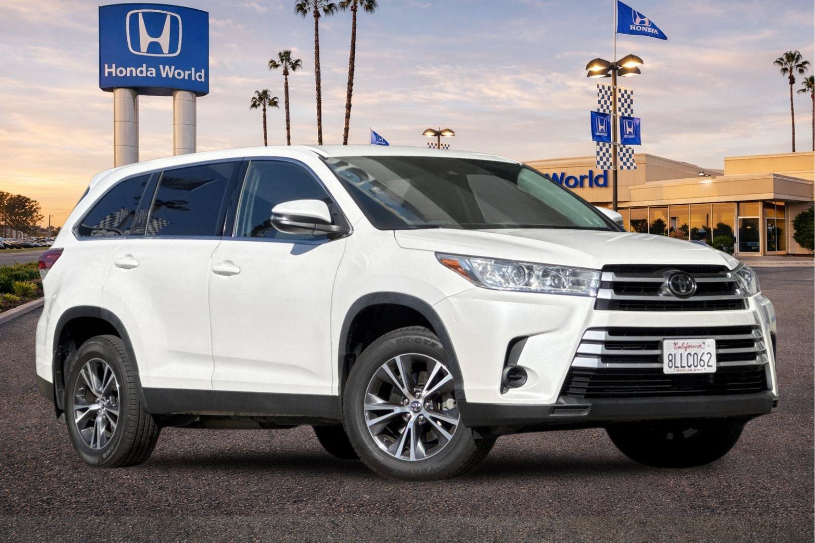 Used 2019 Toyota Highlander LE FWD image 2