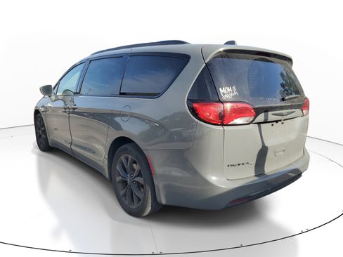 Used 2020 Chrysler Pacifica Touring-L Plus w/ S Appearance Package image 4