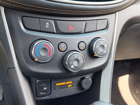 Used 2020 Chevrolet Trax LT w/ LT Convenience Package FWD image 22